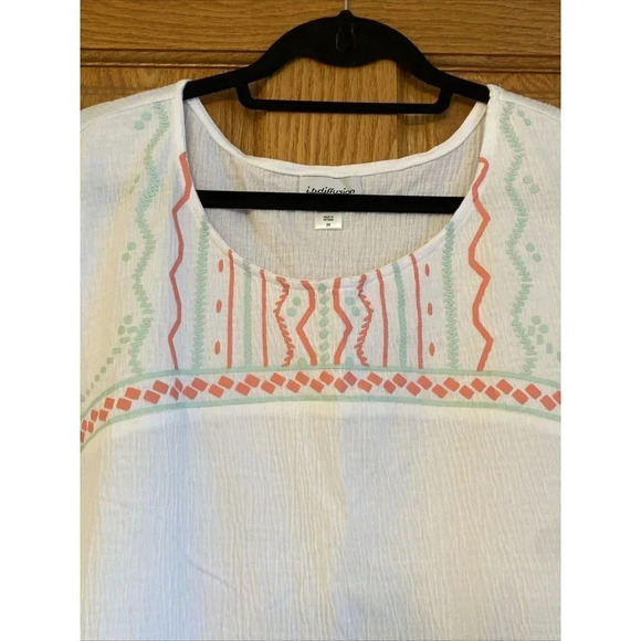 I.B.Diffusion Plus Women's 3X White Sharkbite Hem Gauze Look Tank Top - Picture 2 of 4